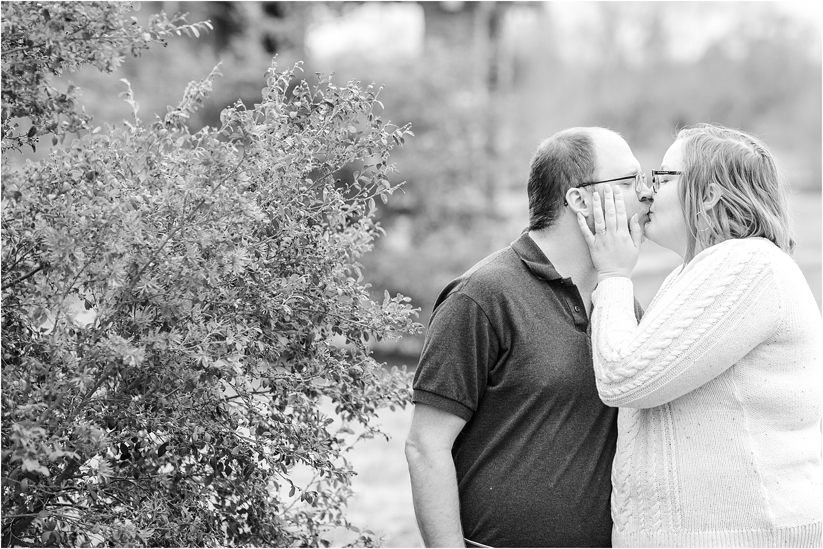 couple kissing in Clemson garden