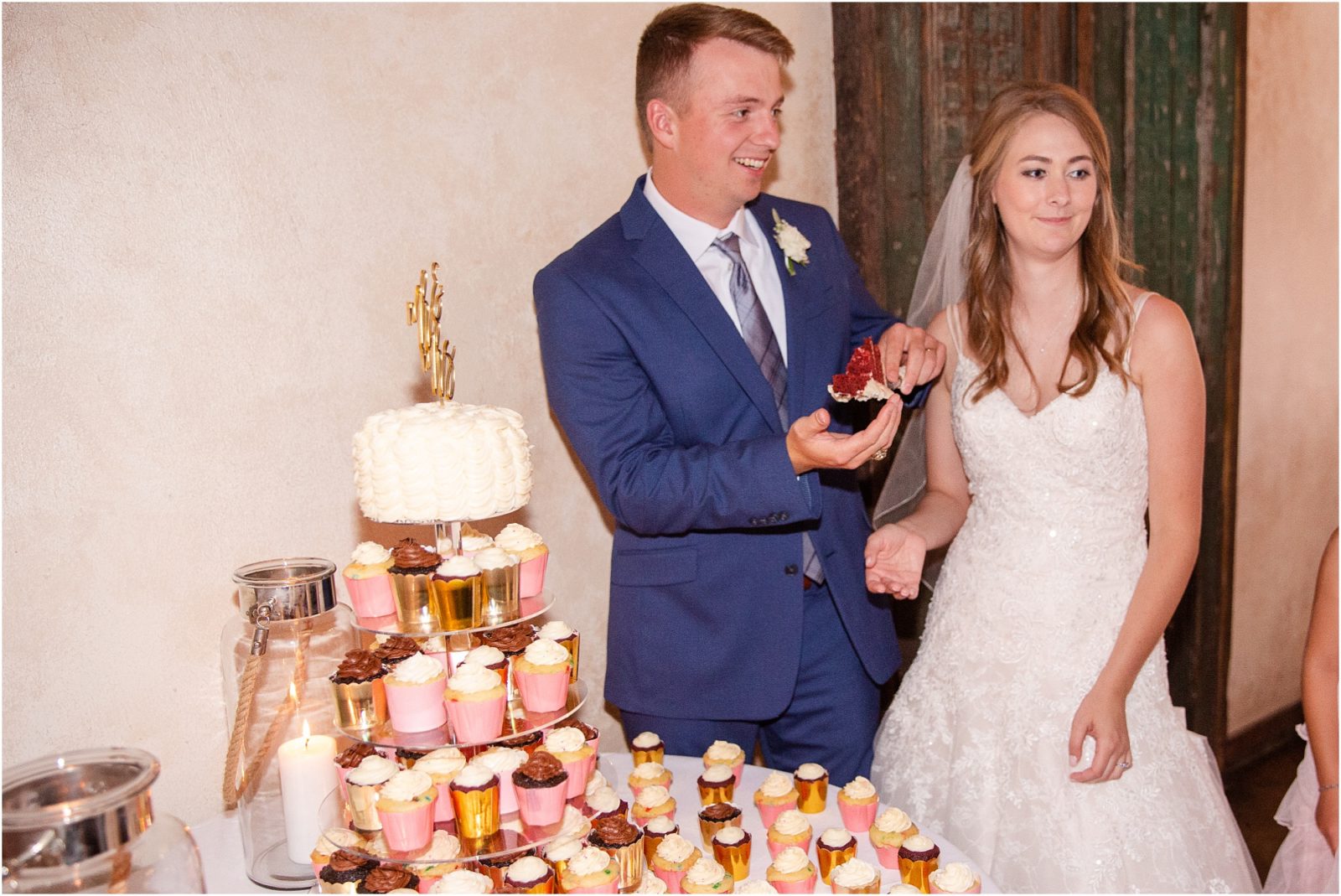 Groom and bride eat cupcakes