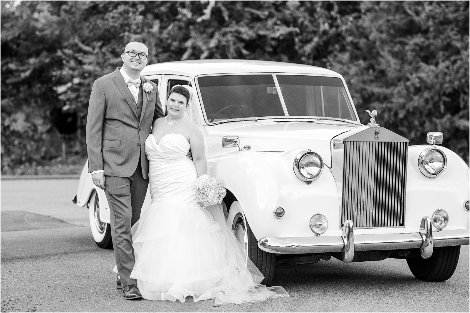 Wedding couple in front of Rolls Royce
