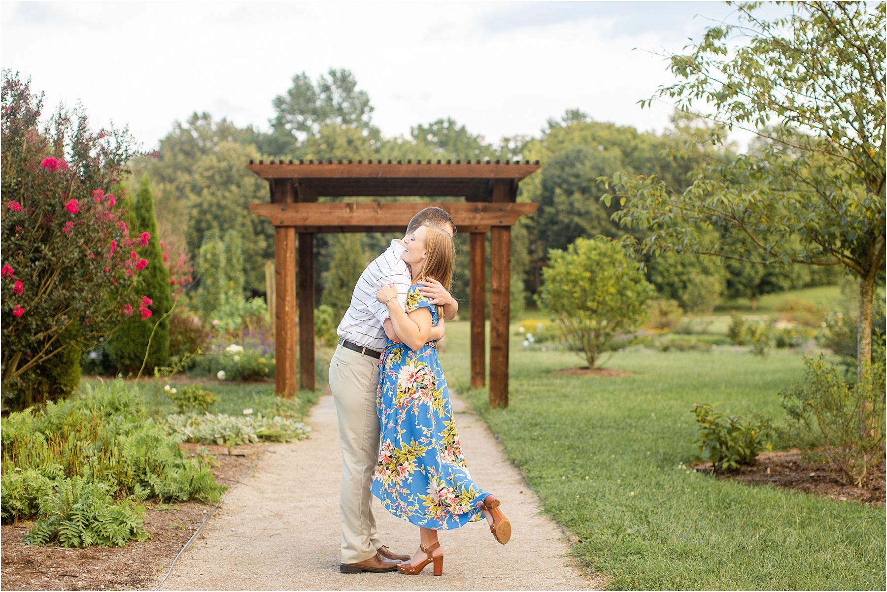 Kentucky couple hugging for engagement pictures