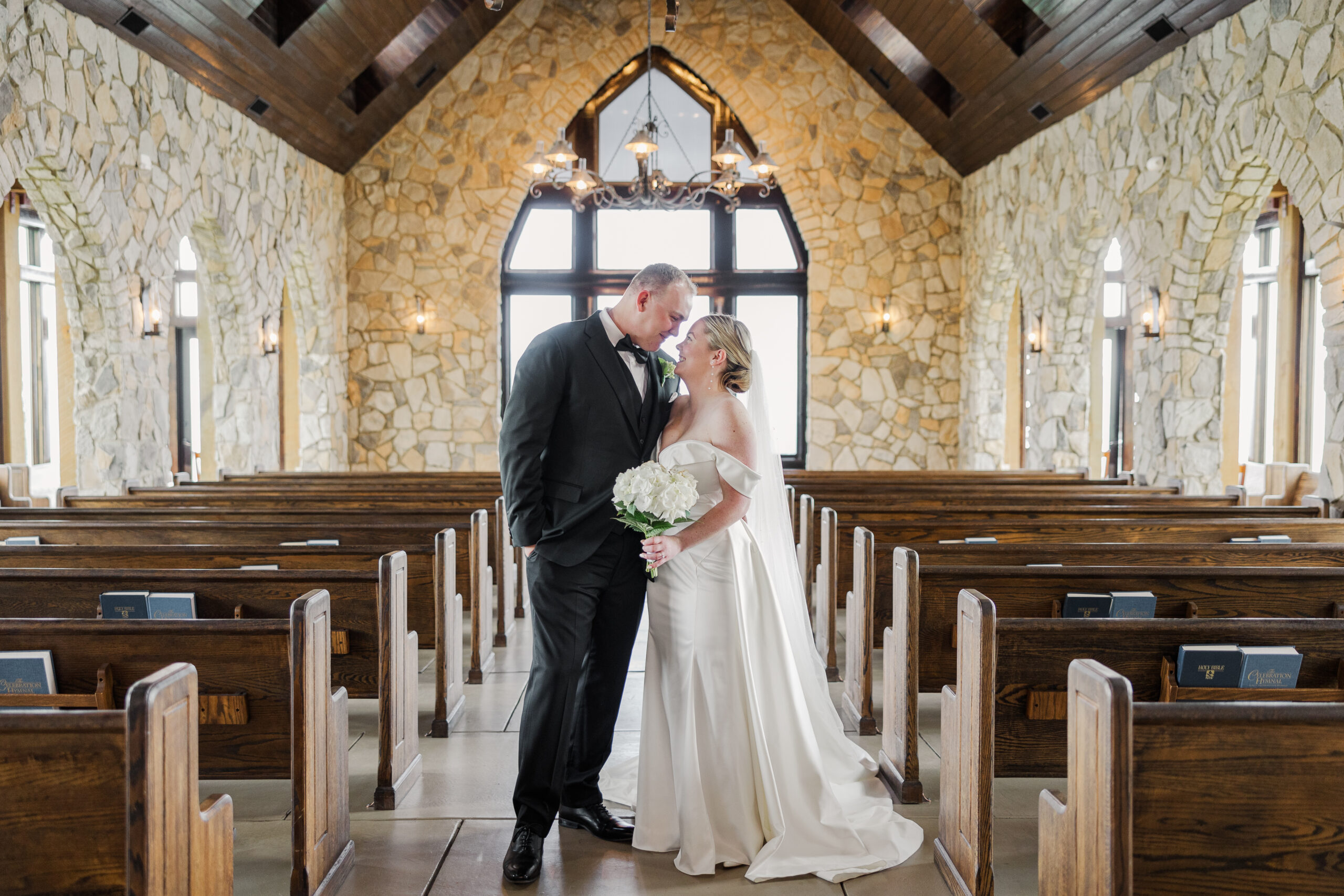 intimate wedding photo at the cliffs at glassy mountain 